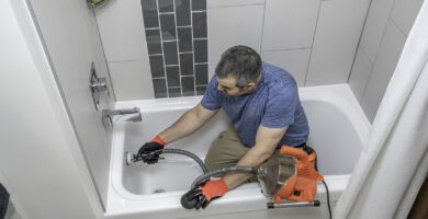3 ways to block a bathtub drain without a plug